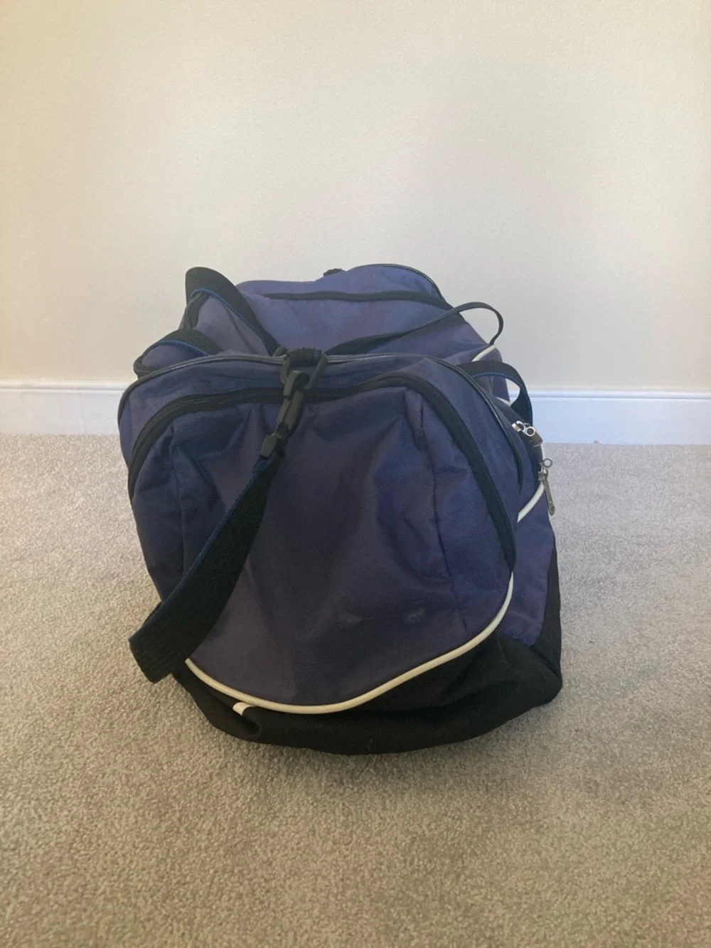 4/$10 - Nike Navy Blue Duffel Bag with Detachable Shoulder Strap
